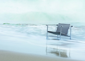 CASSINA revoluciona el sector del amoblamiento de exterior con la nueva Colección Outdoor a partir de la reedición de algunos de los más importantes proyectos de Le Corbusier, Pierre Jeanneret y Charlotte Perriand: la poltrona LC1, sillón y sofás LC3, poltrona giratoria LC7, Pouf LC8 y la mesa LC10P, todos resistentes a las condiciones climáticas más extremas.