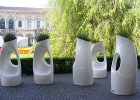 Holly All, maceta escultórica con asiento incorporada, diseño de Philippe Starck. Foto, gentileza de Serralunga.
